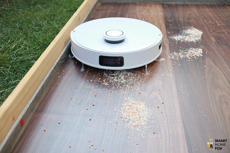 Der Ecovasc Deebot T10 reinigt entlang deiner Leiste.